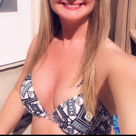 RARE Victoria’s Secret Bombshell Bikini Top 32D - Picture 6 of 7